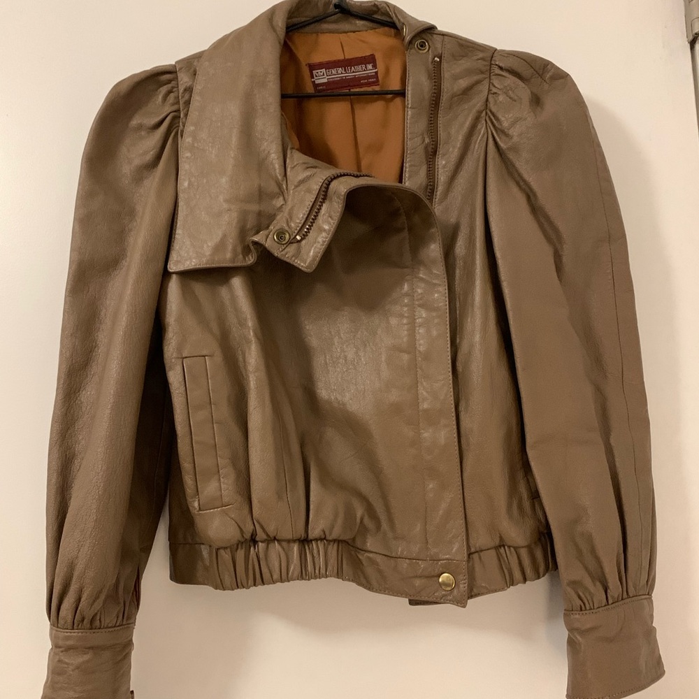 Vintage 80s Brown Leather Jacket with Collared Neckline and Structured Shoulders